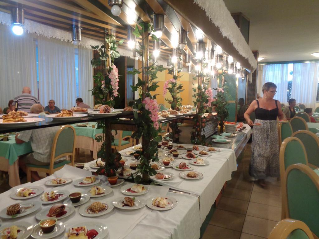 Hotel Ambasciatori Palace Lido di Jesolo Buitenkant foto