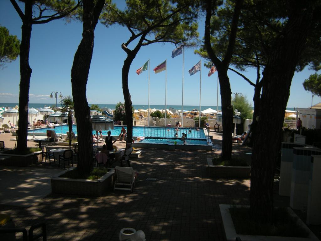 Hotel Ambasciatori Palace Lido di Jesolo Buitenkant foto